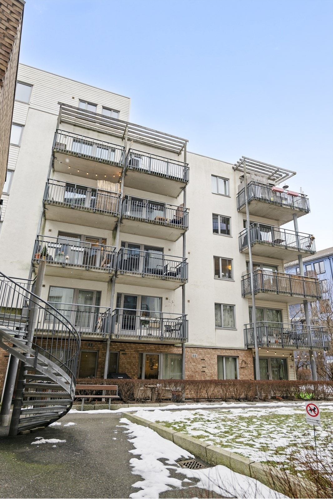 Moderne boligblokk fra 2006 med heisadkomst til leiligheten. Galleribilde