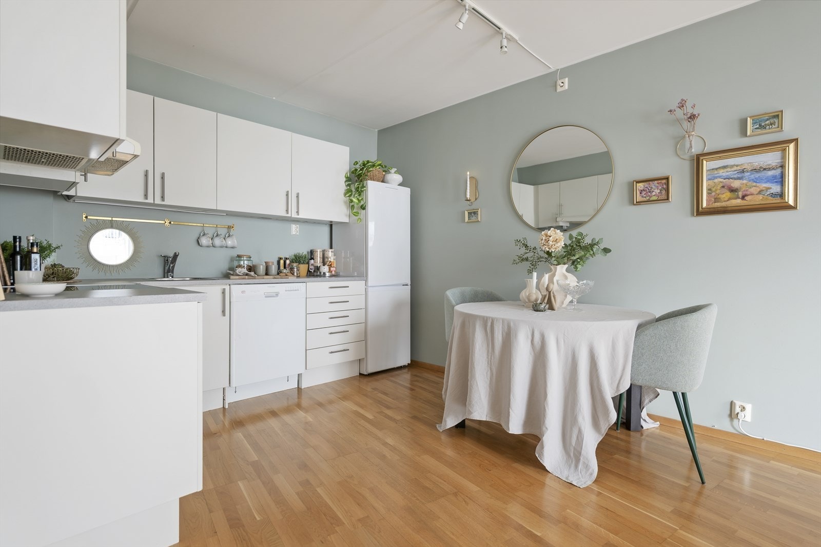 Kjøkkenet ligger i åpen løsning mot stuen, med plass til spisebord som fungerer som et naturlig skille. Galleribilde