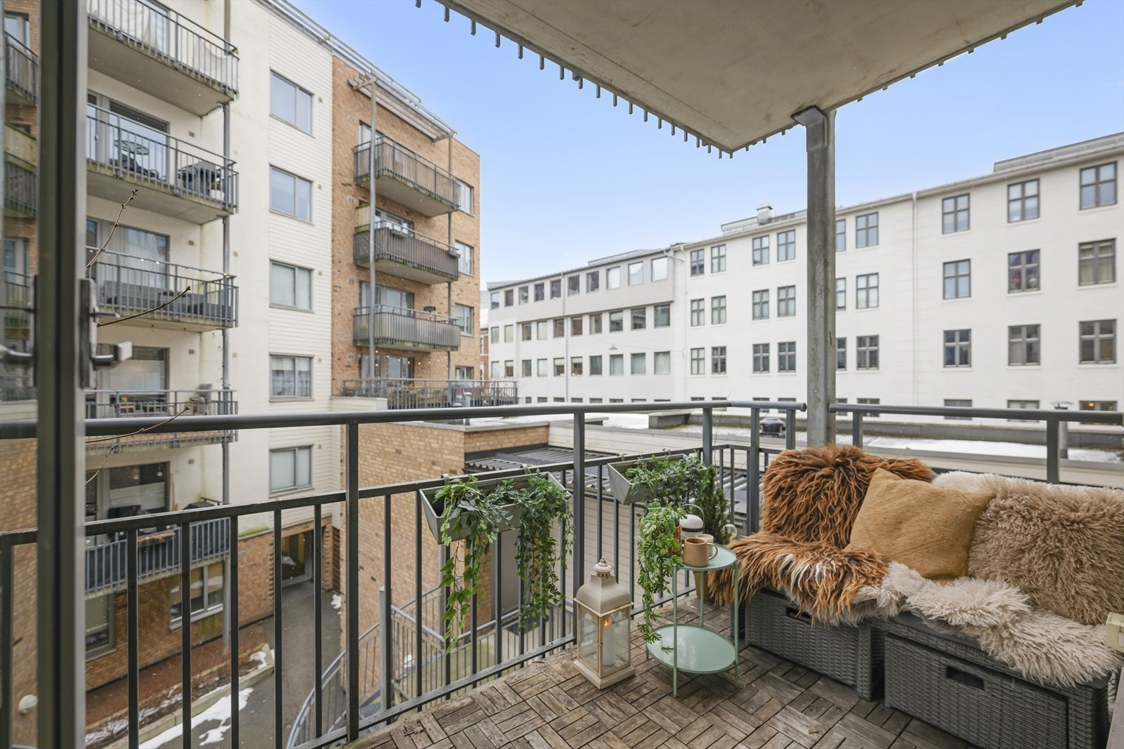 Utgang til sydøstvendt balkong på ca. 5,51 m². Balkongen er overbygget og fungerer som en naturlig forlengelse av stuen i sommerhalvåret. Galleribilde