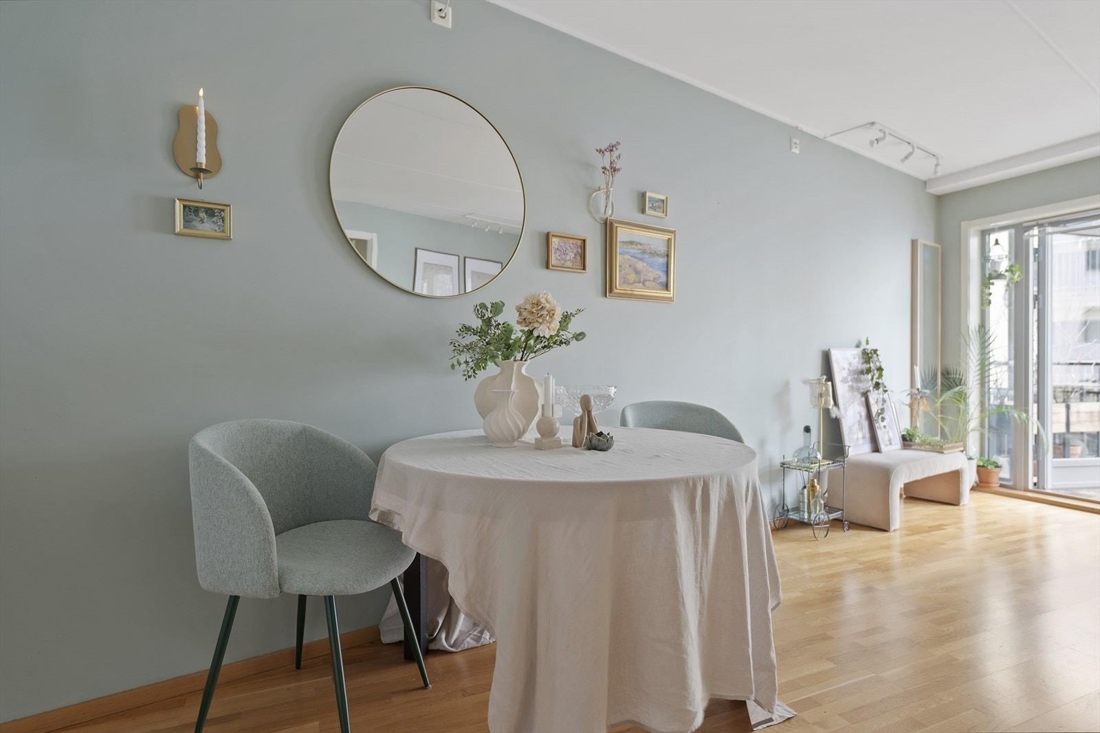 Stuen har god plass til både spisebord og en separat sofagruppe. Galleribilde