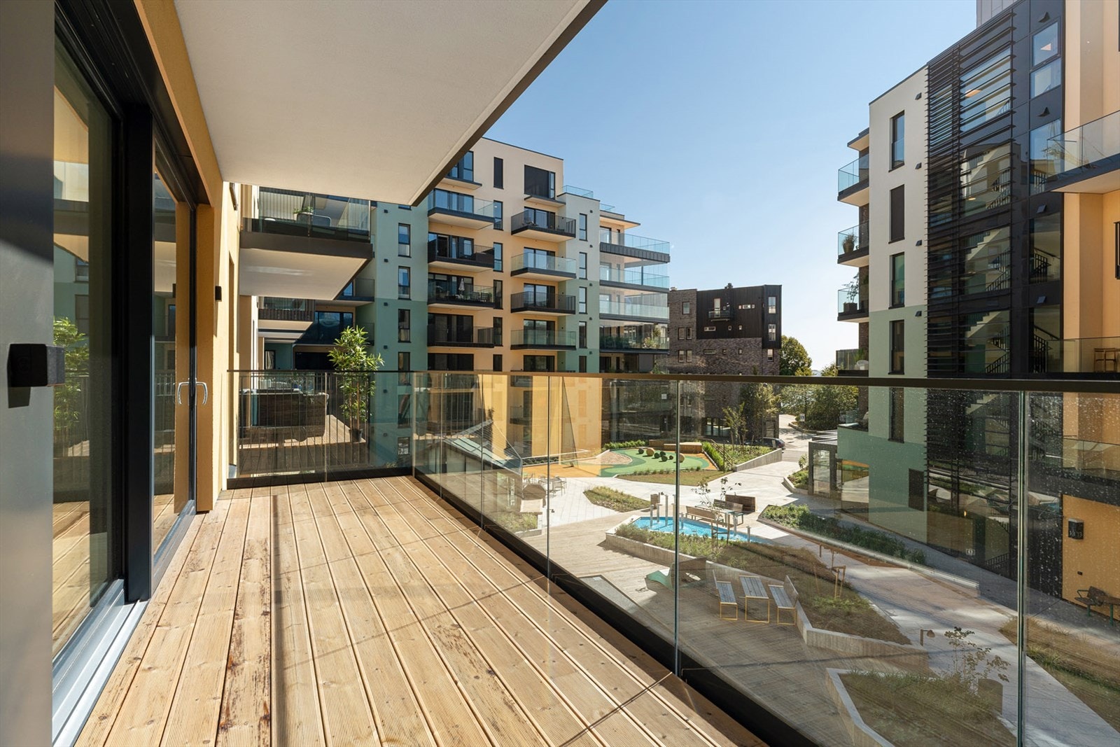 Solrik balkong Galleribilde