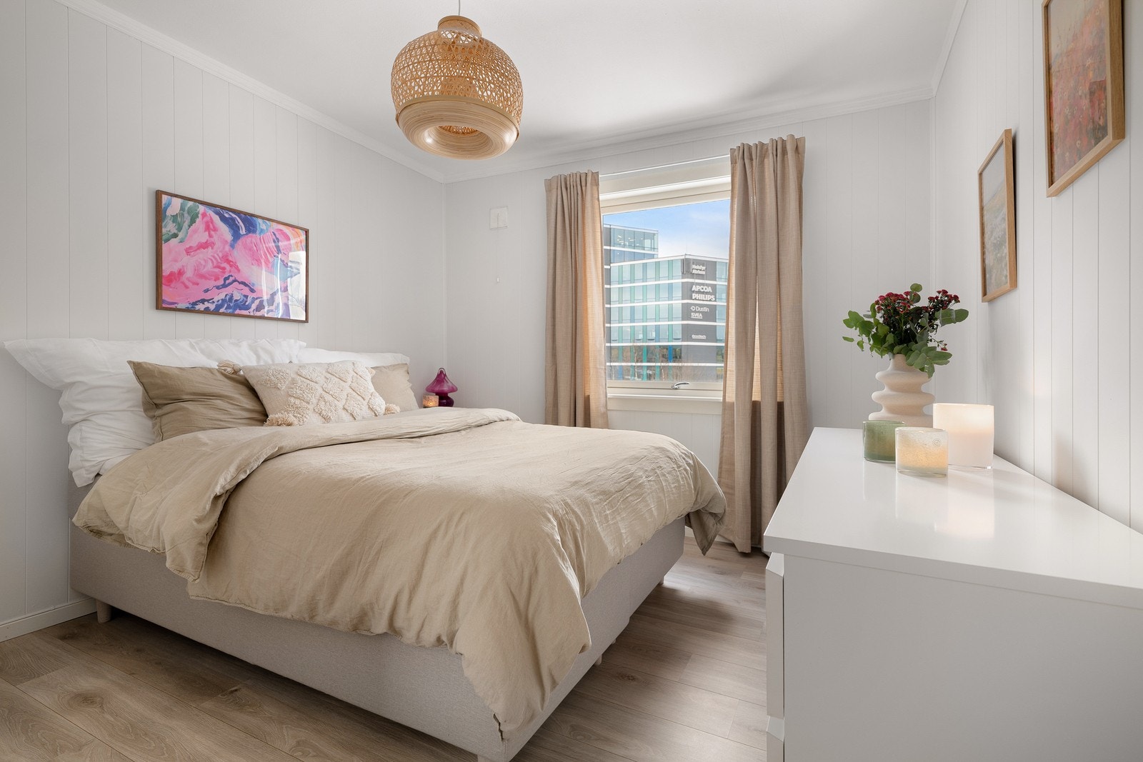 Soverommet er lyst og innbydende, med god plass til både dobbeltseng og øvrig møblement. Galleribilde