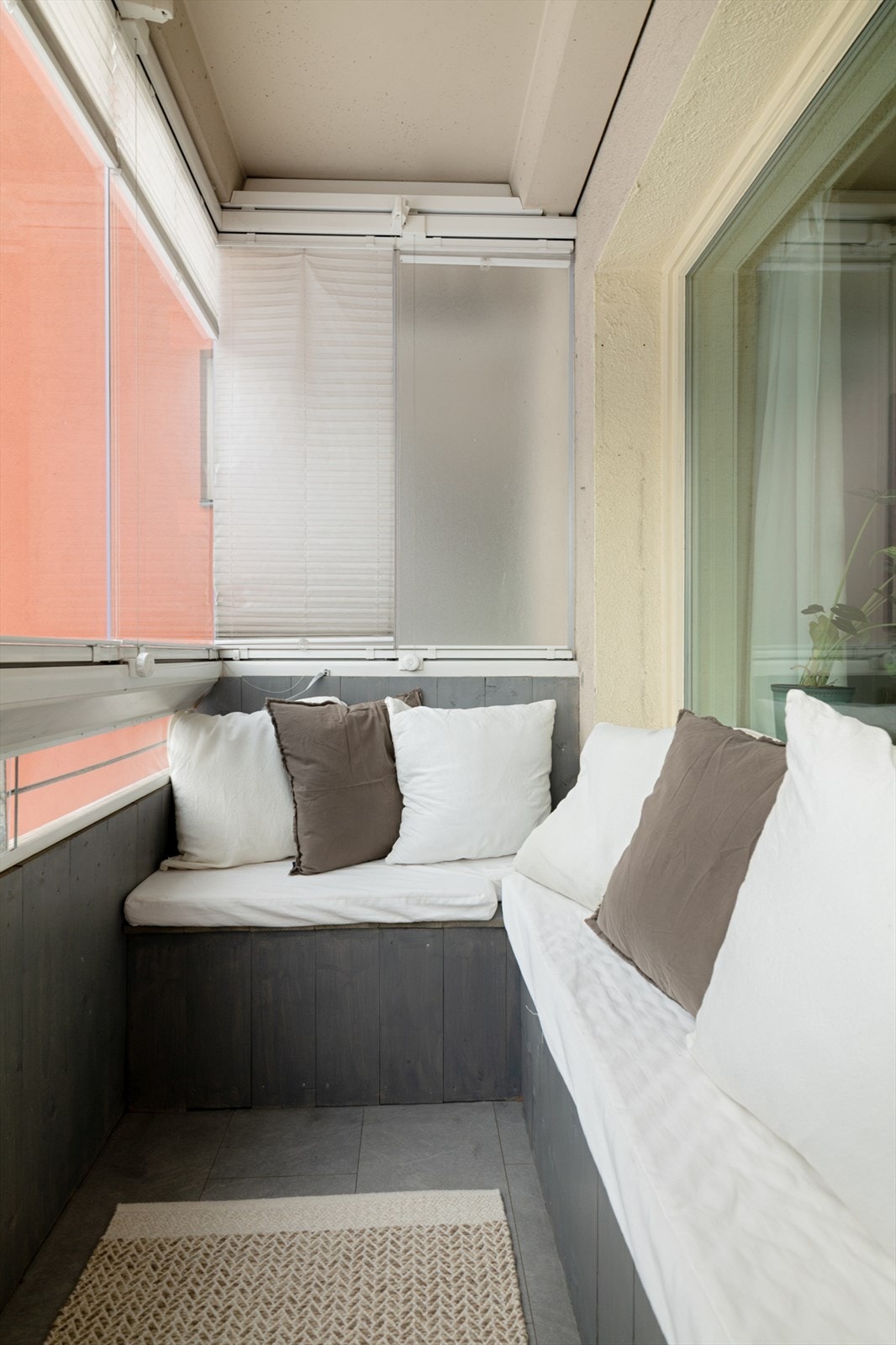 Den innglassede balkongen gir deg et lunt og deilig uterom som kan brukes langt utover sommersesongen. Galleribilde