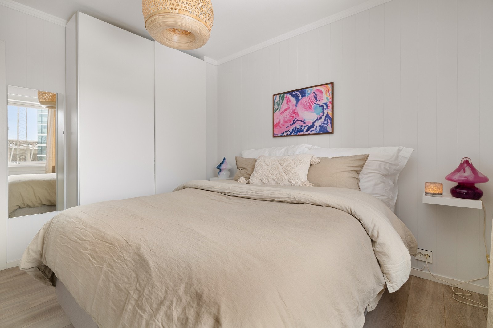 Et romslig garderobeskap sørger for gode oppbevaringsmuligheter og bidrar til et ryddig og organisert uttrykk. Galleribilde