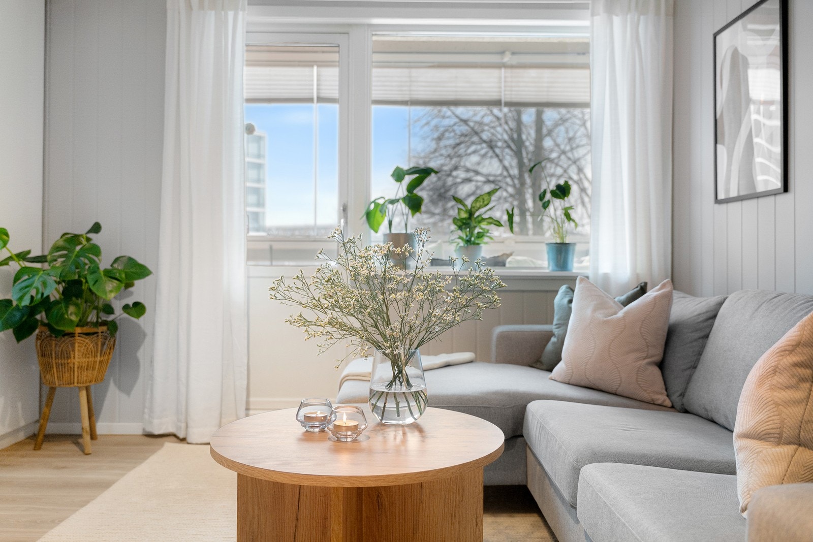 Fra stuen har man utgang til en innglasset balkong som utvider boligens bruksareal og kan benyttes store deler av året. Galleribilde