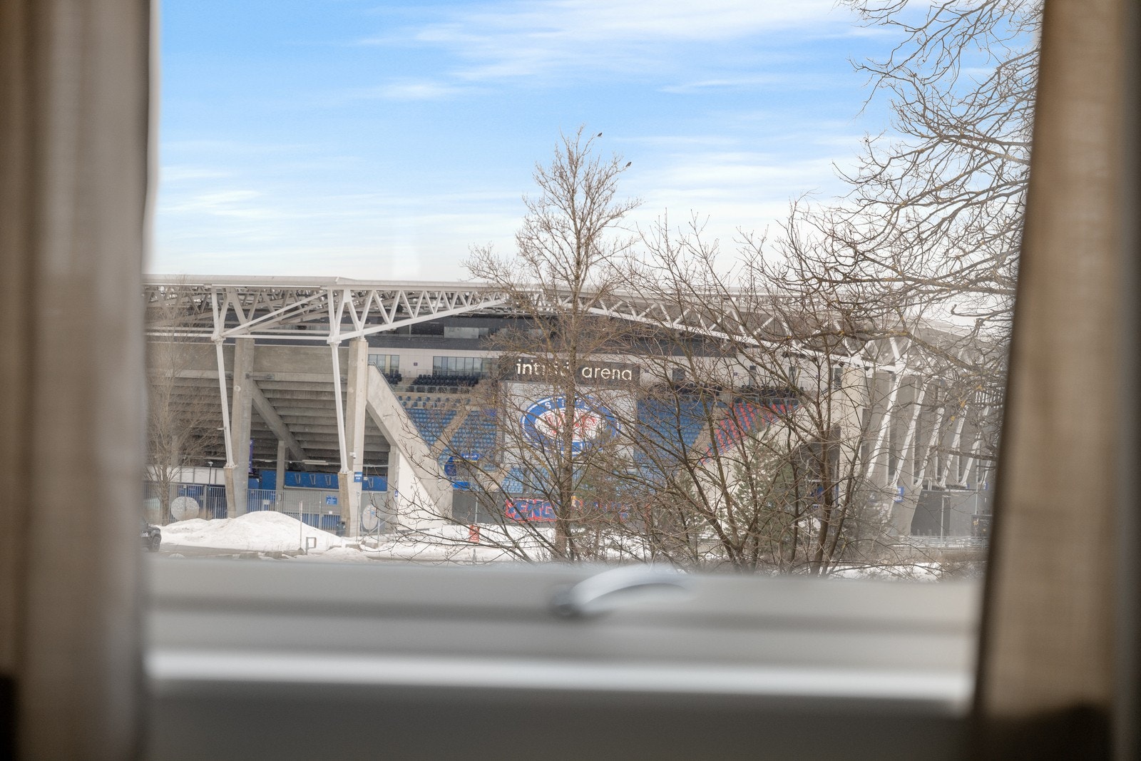 Det er kort vei til fotballkamper på intility arena. Galleribilde