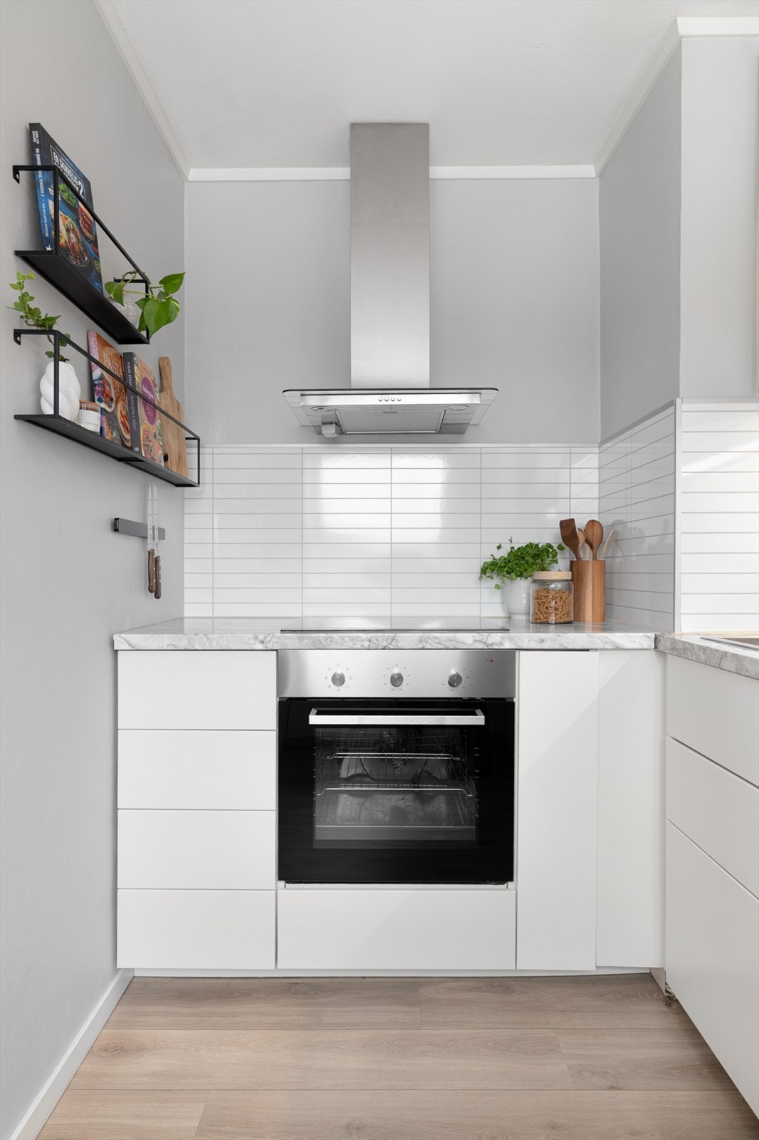 Kjøkken med gjennomført og tidløst uttrykk. Galleribilde