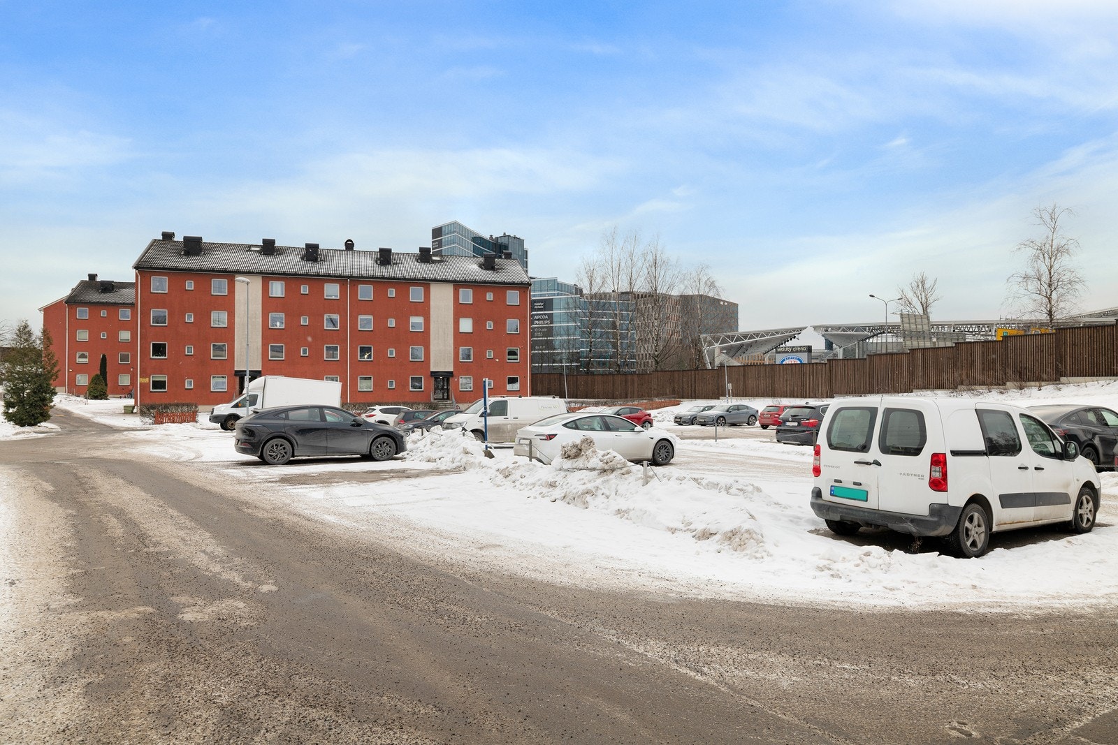 Det er mulig å leie parkeringsplass etter venteliste. Det er pr. 01.04.25 opplyser styreleder at det er ledige plasser. Galleribilde