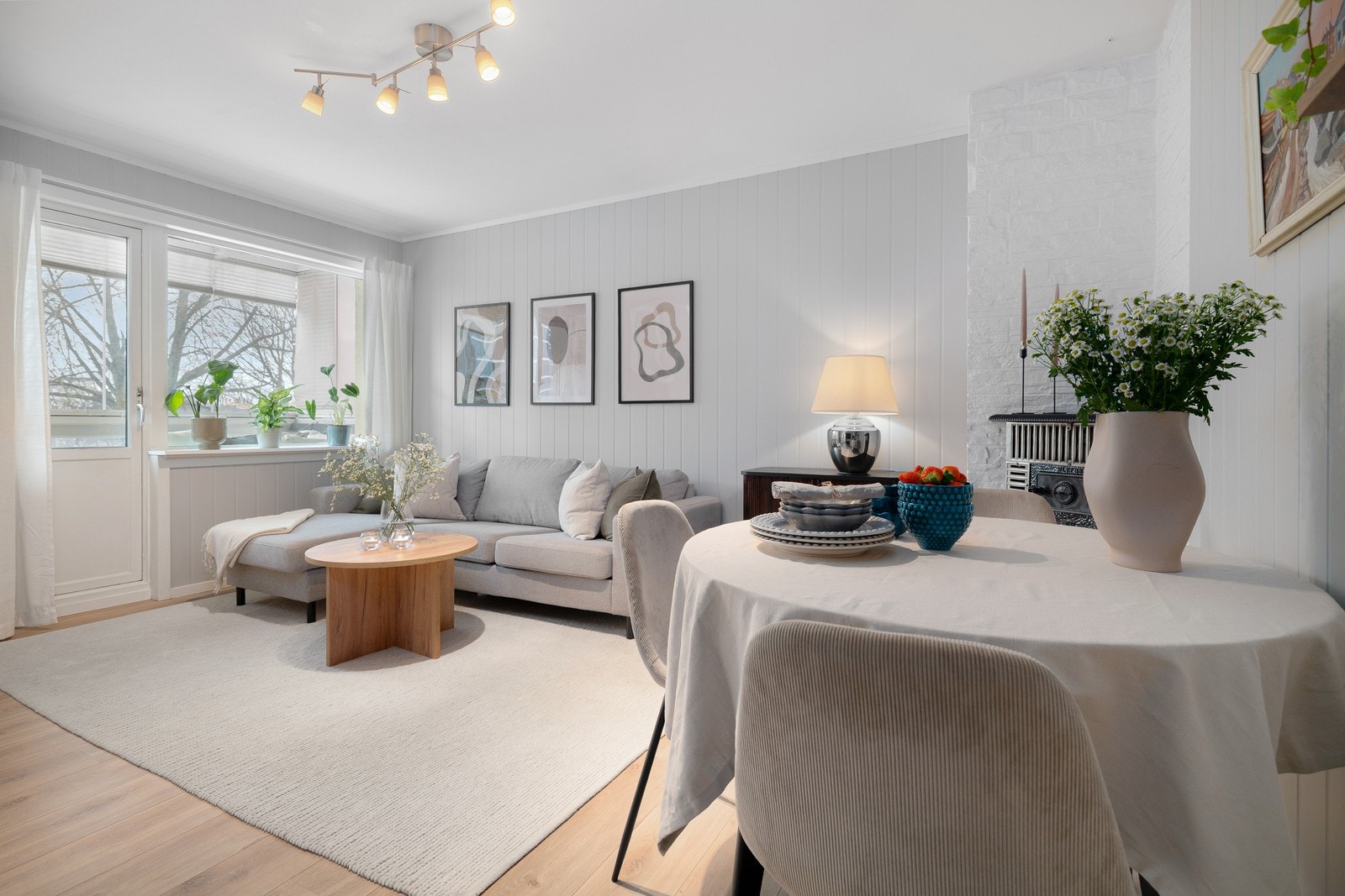 Boligen er vestvendt som byr på godt med naturlig lys inn i boligen. Galleribilde