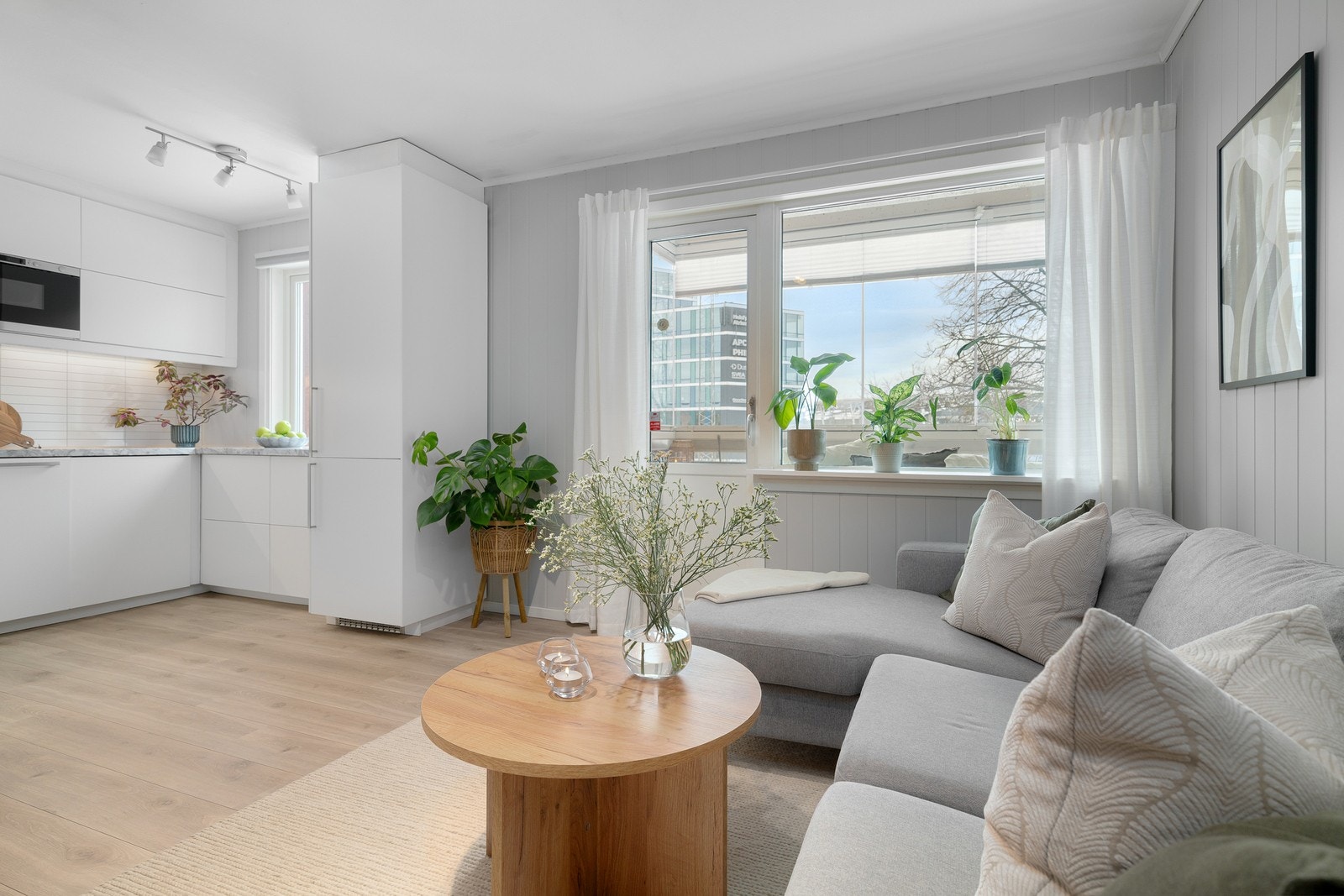 Store vindusflater slipper inn rikelig dagslys og skaper en luftig atmosfære. Galleribilde