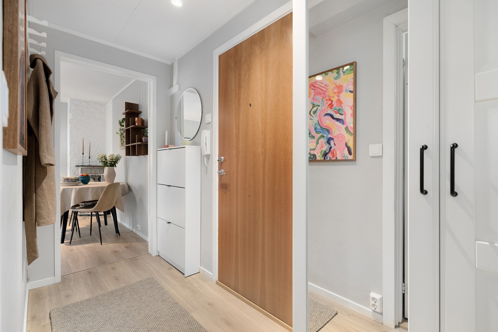 Lys og praktisk entré med god plass til yttertøy og oppbevaring. Galleribilde