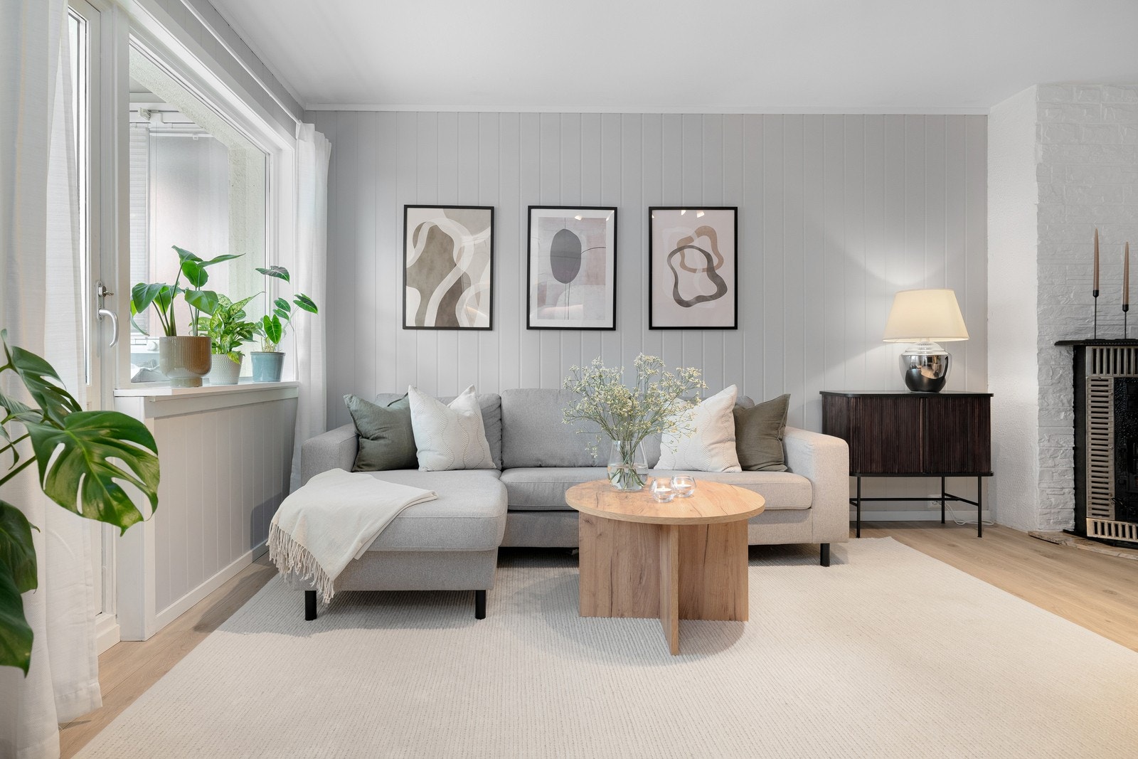 Malte overflater kombinert med et lyst gulv gir rommet et moderne og harmonisk preg. Galleribilde