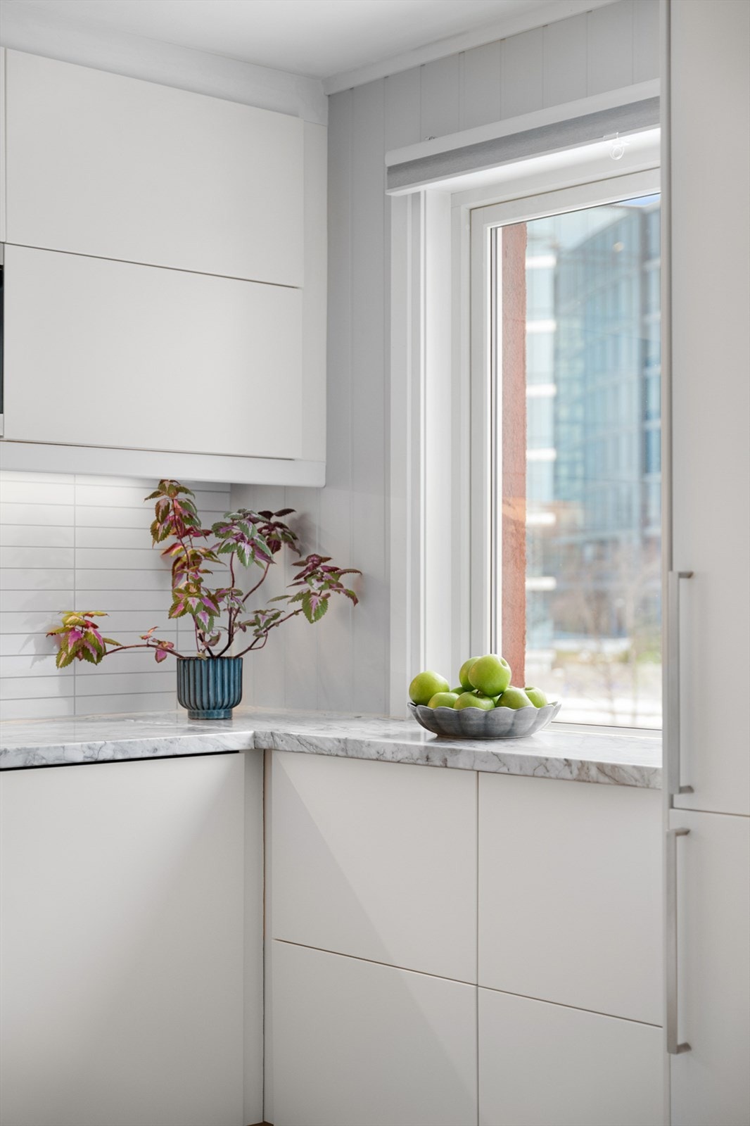 Kjøkkenet ligger i delvis åpen løsning mot stuen. Galleribilde