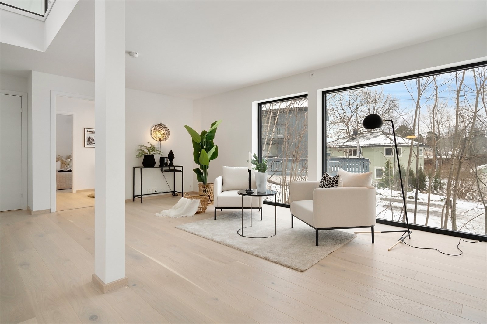 Stuen fungerer fint til både tv-krok, lekeareal og hjemmekontor Galleribilde