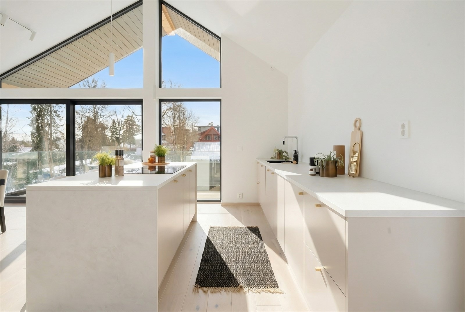 Svært tiltalende kjøkken med god plass til spisestue Galleribilde