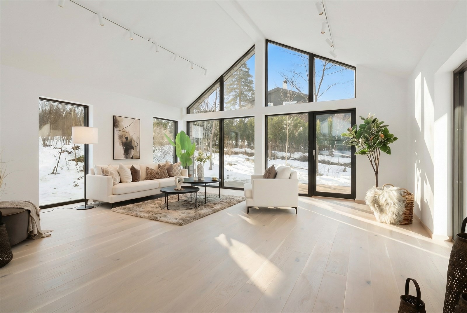 Romslig og luftig stue med god plass til sofagrupper, mediemøbel og annet ønsket møblement Galleribilde