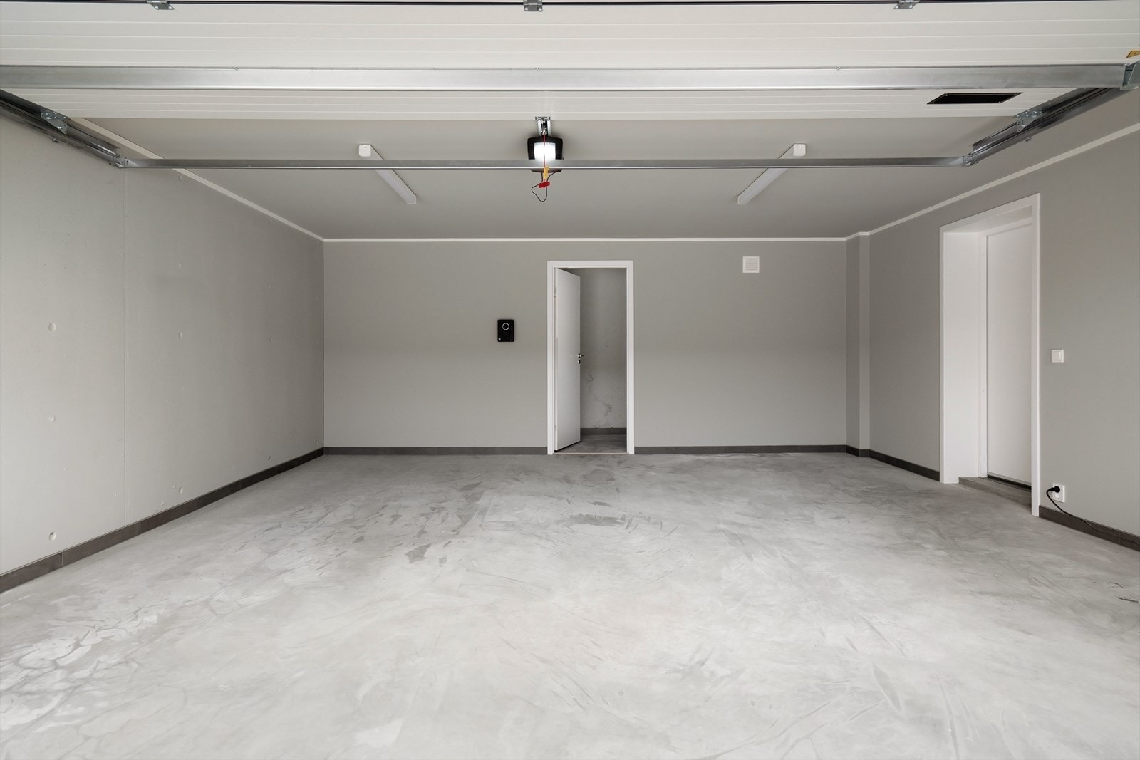 Dobbelgarasje med elbil-lader Galleribilde