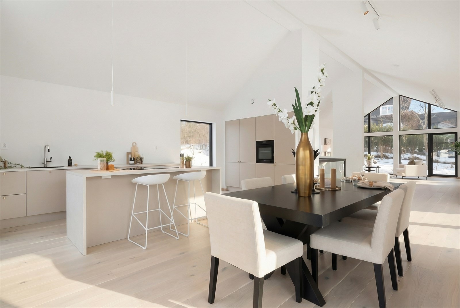 Stuen og kjøkkenet har naturlige møbleringssoner som tilrettelegger for en sosial arena Galleribilde