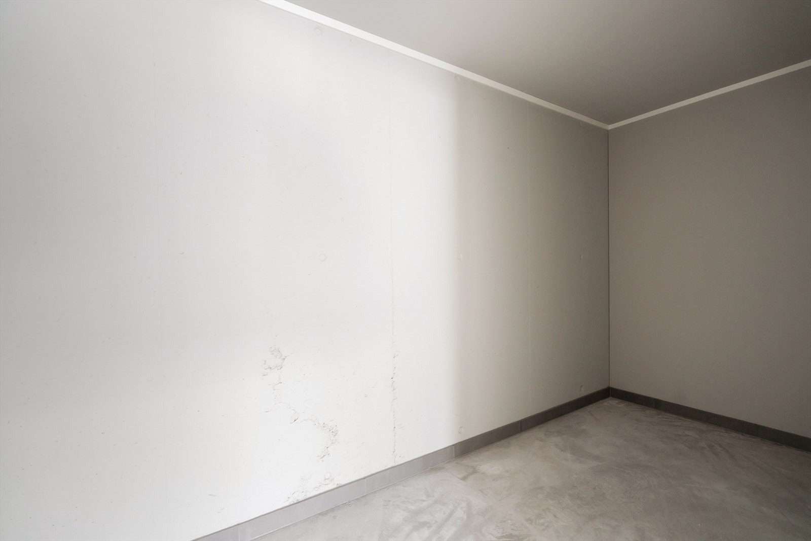 Bod med god lagringsplass på innsiden av garasjen Galleribilde