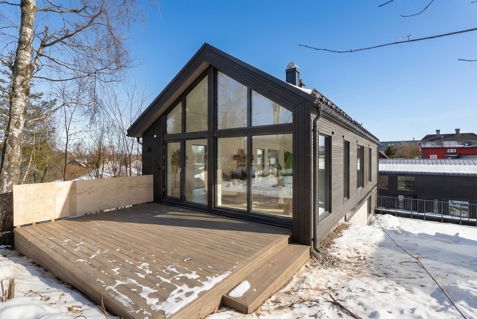 Utgang til nordvestvendt markterrasse og solrik hage Galleribilde