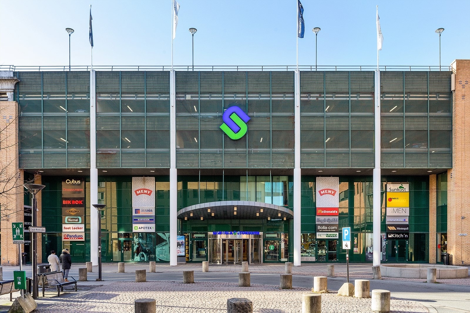 Det finnes flere dagligvarebutikker i nærområdet og kort vei til Sandvika storsenter Galleribilde