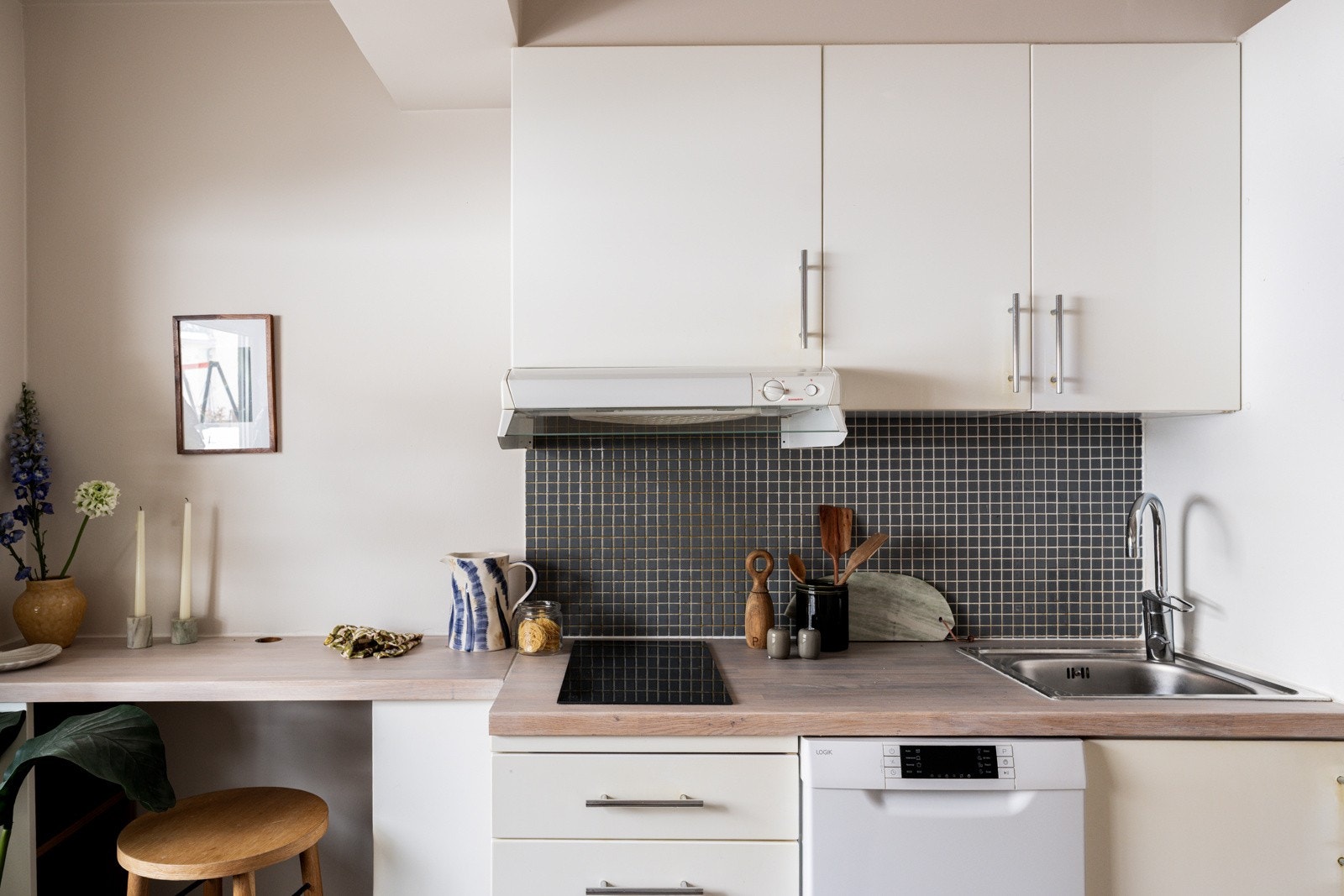 Både fint og praktisk med mosaikkfliser i benkeryggen. Galleribilde