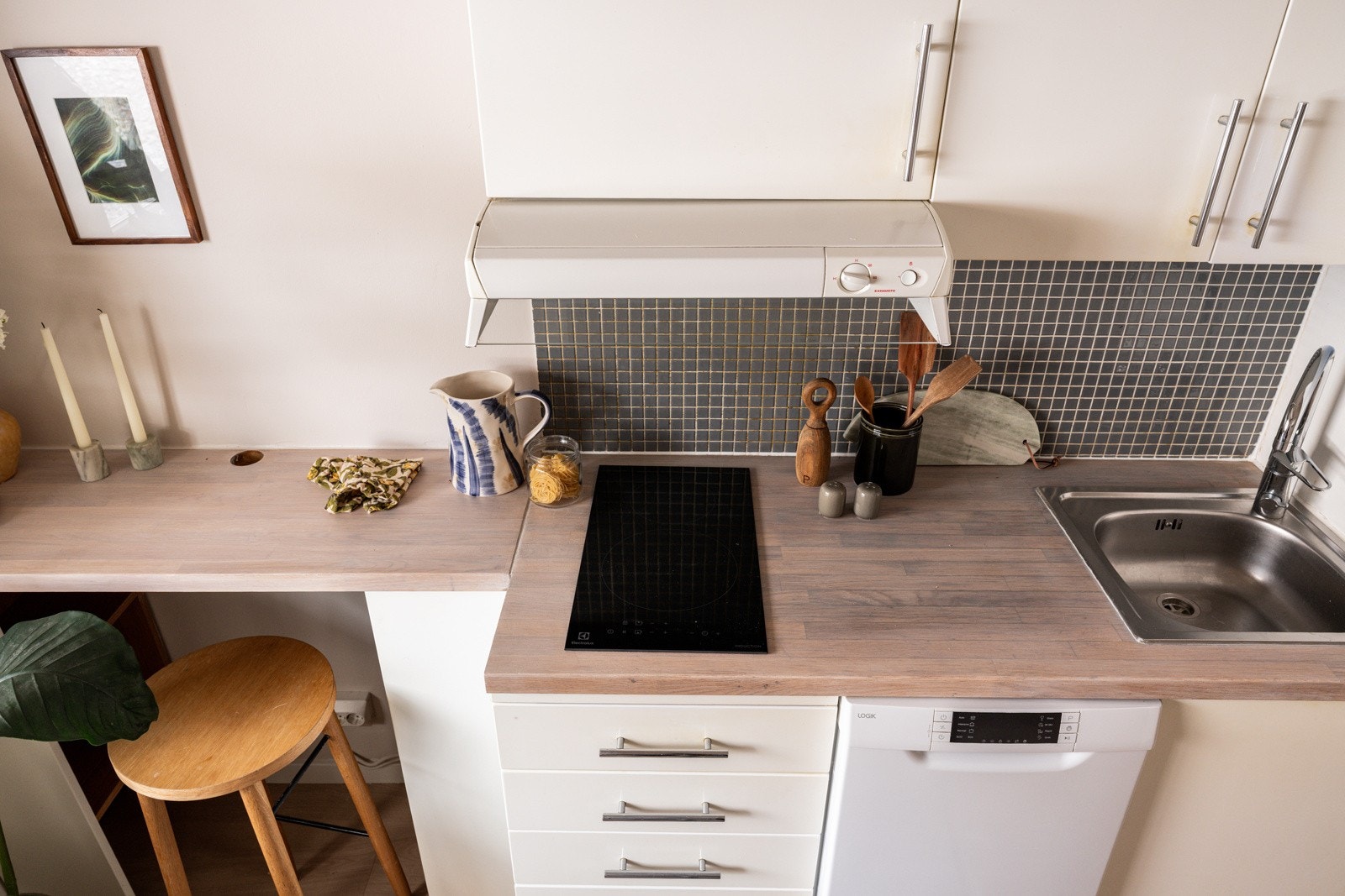 Det er avtrekk via sentralt avtrekksanlegg i bygget. Galleribilde