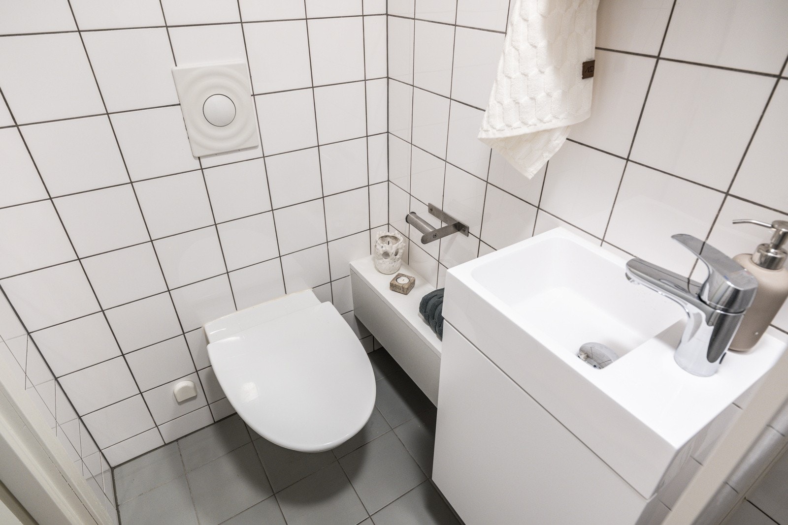 Baderommet har tidløse fliser på gulv og vegger, elektriske varmekabler og mekanisk avtrekk. Galleribilde