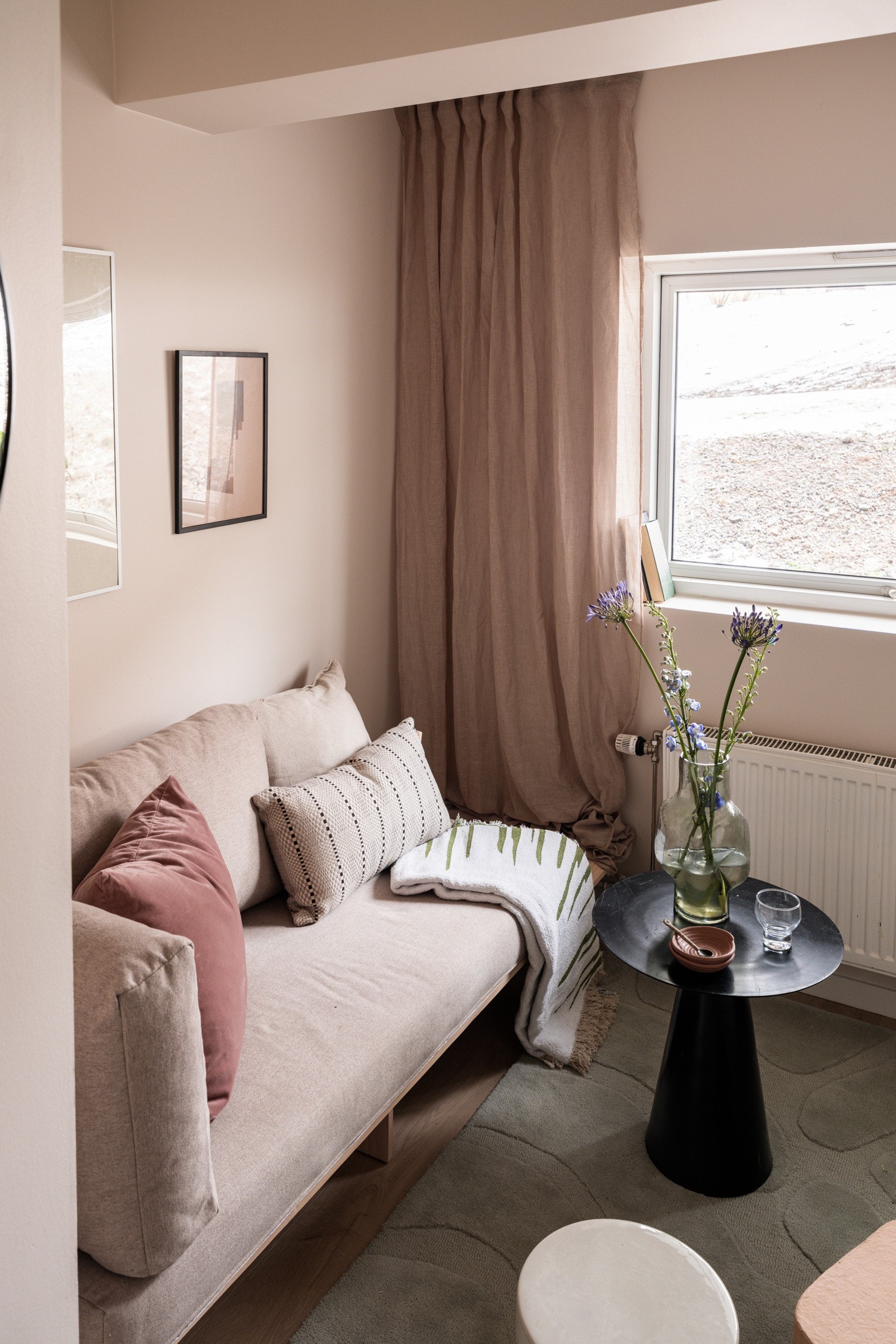 Vinduet var nytt i 2008, og det er bred vinduskarm for planter og dekor. Galleribilde