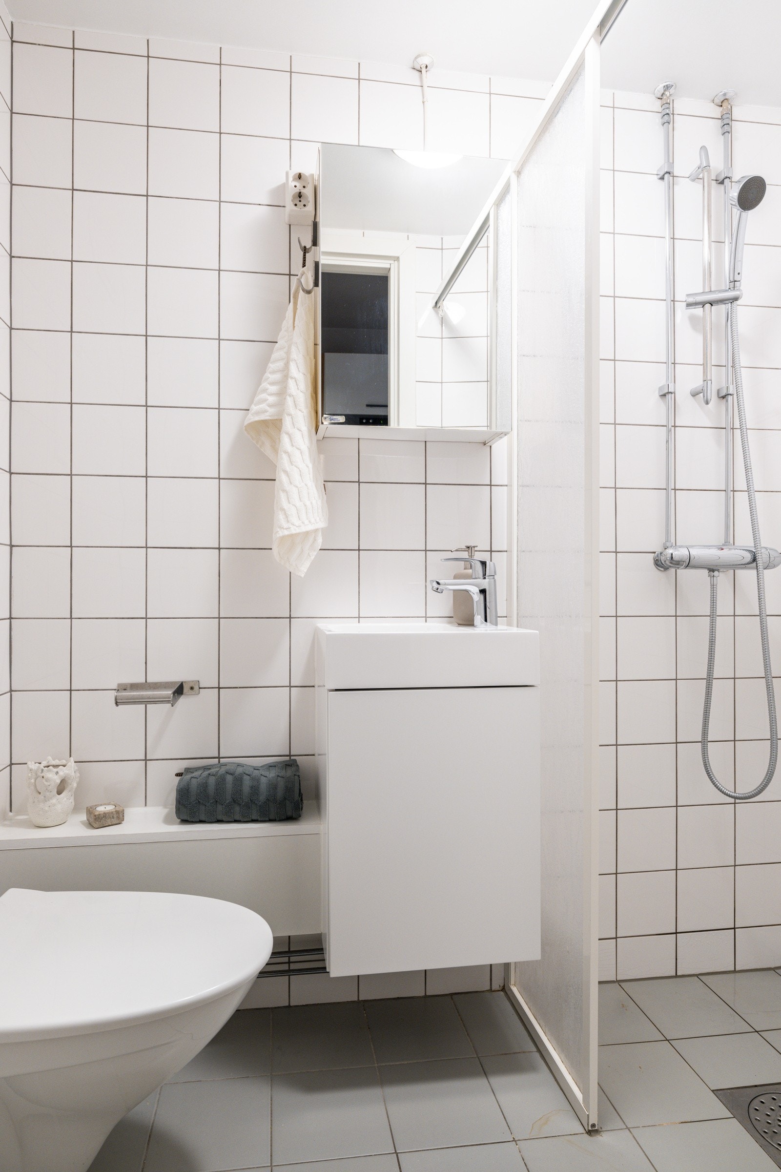 Leiligheten har et lyst flislagt baderom som ble pusset opp i 2008. Galleribilde