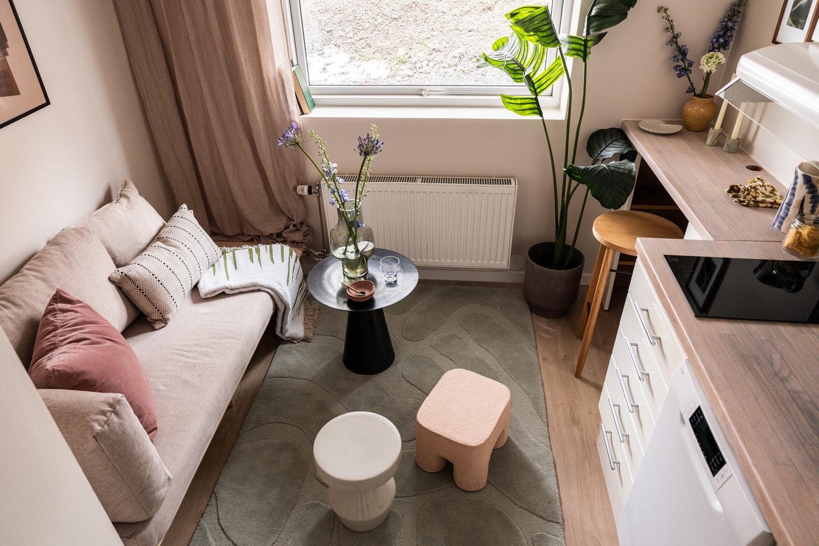 Både oppvarming med fjernvarme, strøm, varmtvann og bredbånd (100 Mbps) er inkludert i de lave felleskostnadene på kr. 1 826,- per måned. Galleribilde