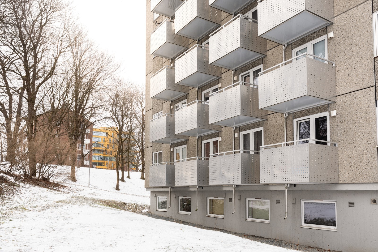 Leiligheten har en fin beliggenhet på Ullevål i nærheten av St. Hanshaugen, Majorstuen og Blindern. Det er kort vei til Damplassen med basseng, bakeri og hyggelige butikker. Galleribilde
