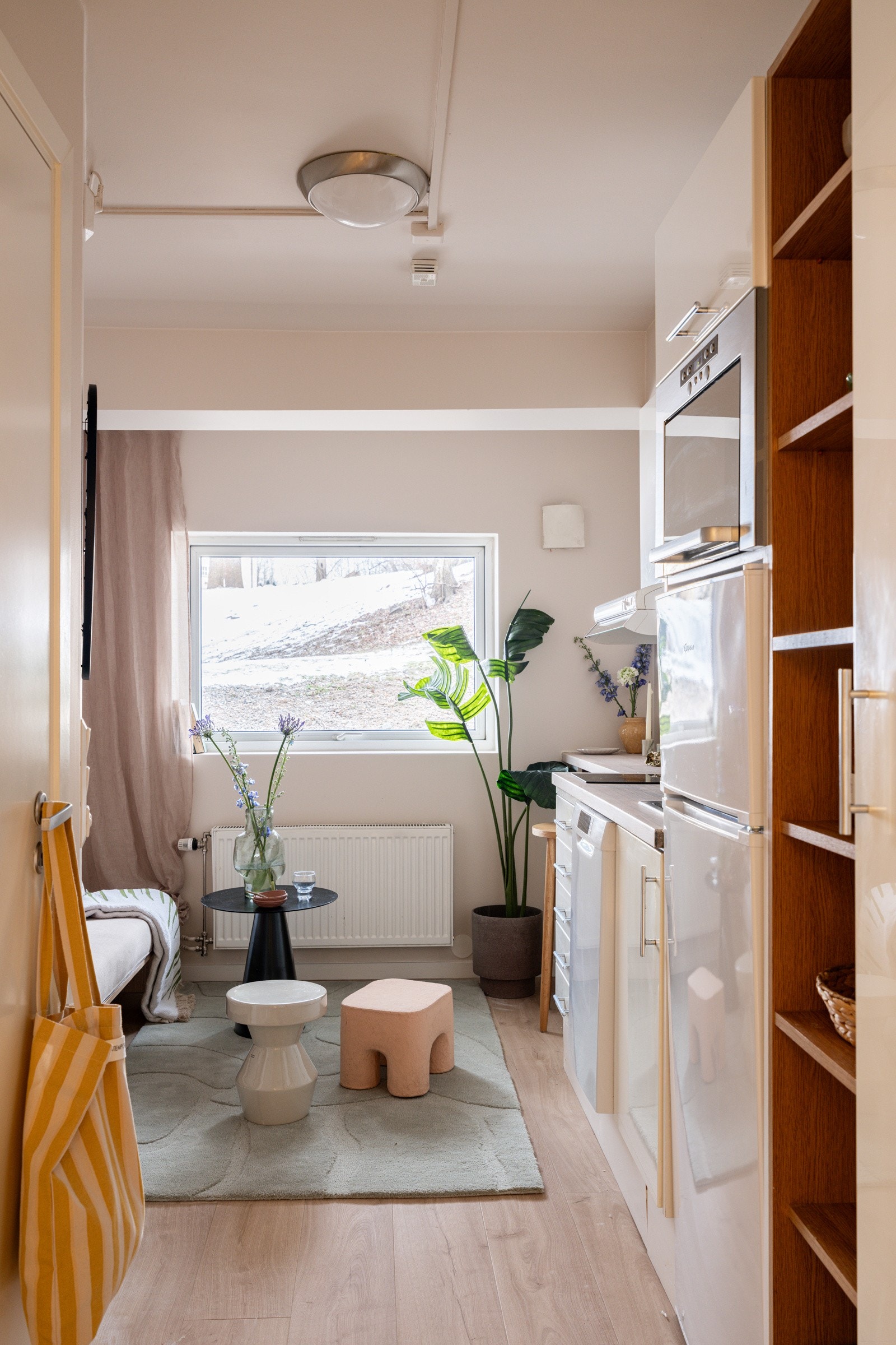 En lys og koselig 1-roms leilighet med en arealeffektiv planløsning som utnytter plassen godt. Galleribilde