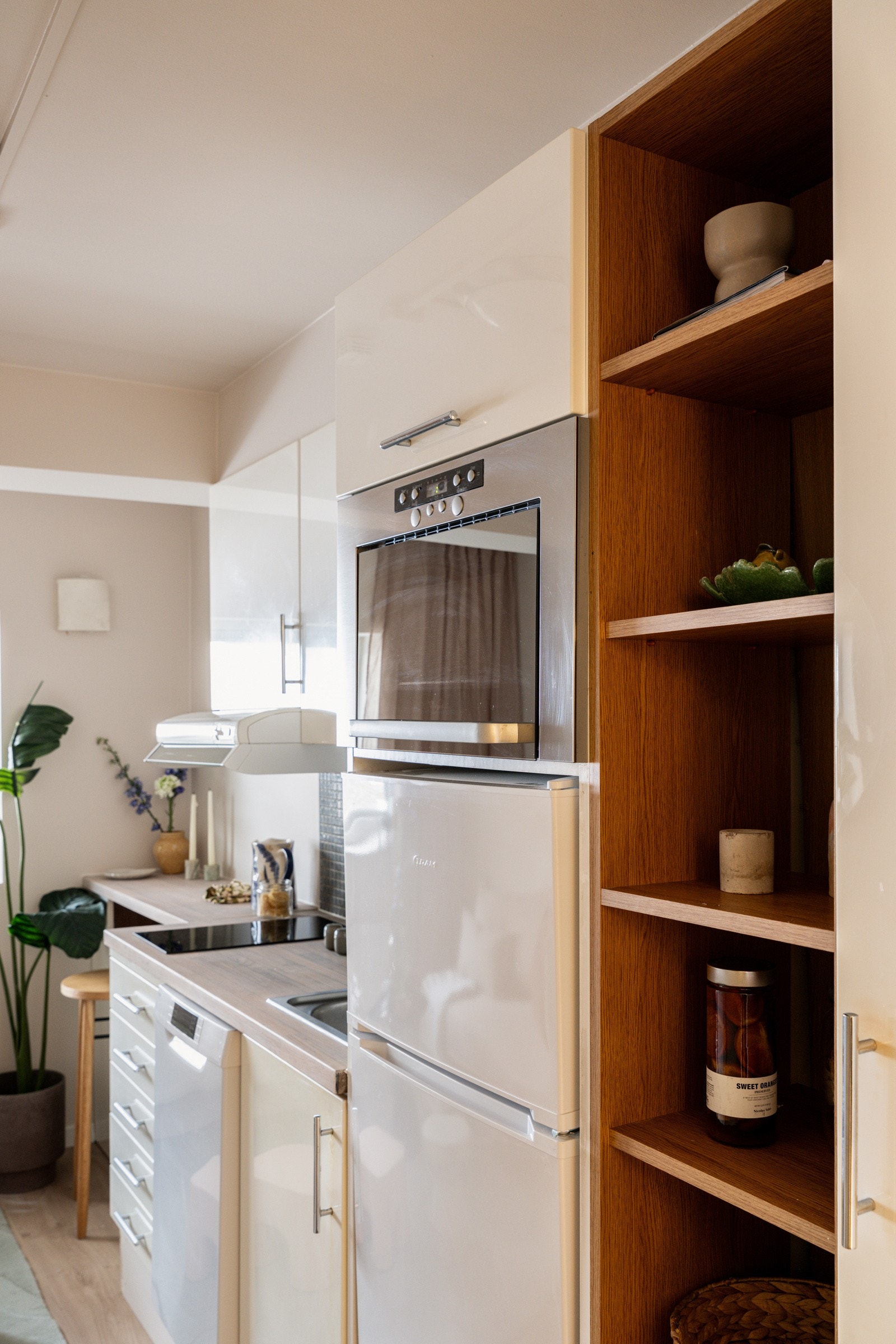 Når du entrer leiligheten har du plass til sko og yttertøy i garderobeskap, samt i åpne trehyller. Galleribilde