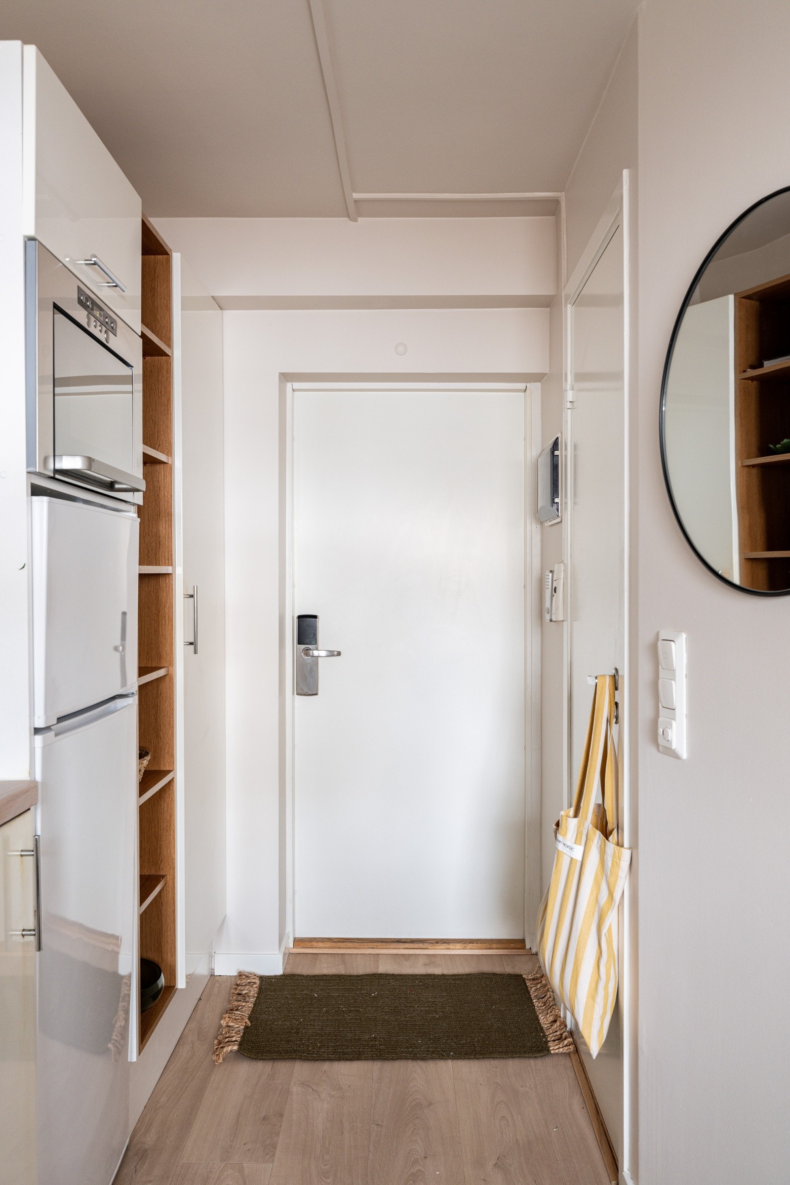 Porttelefon og sikringsskap med automatsikringer montert på vegg. Galleribilde