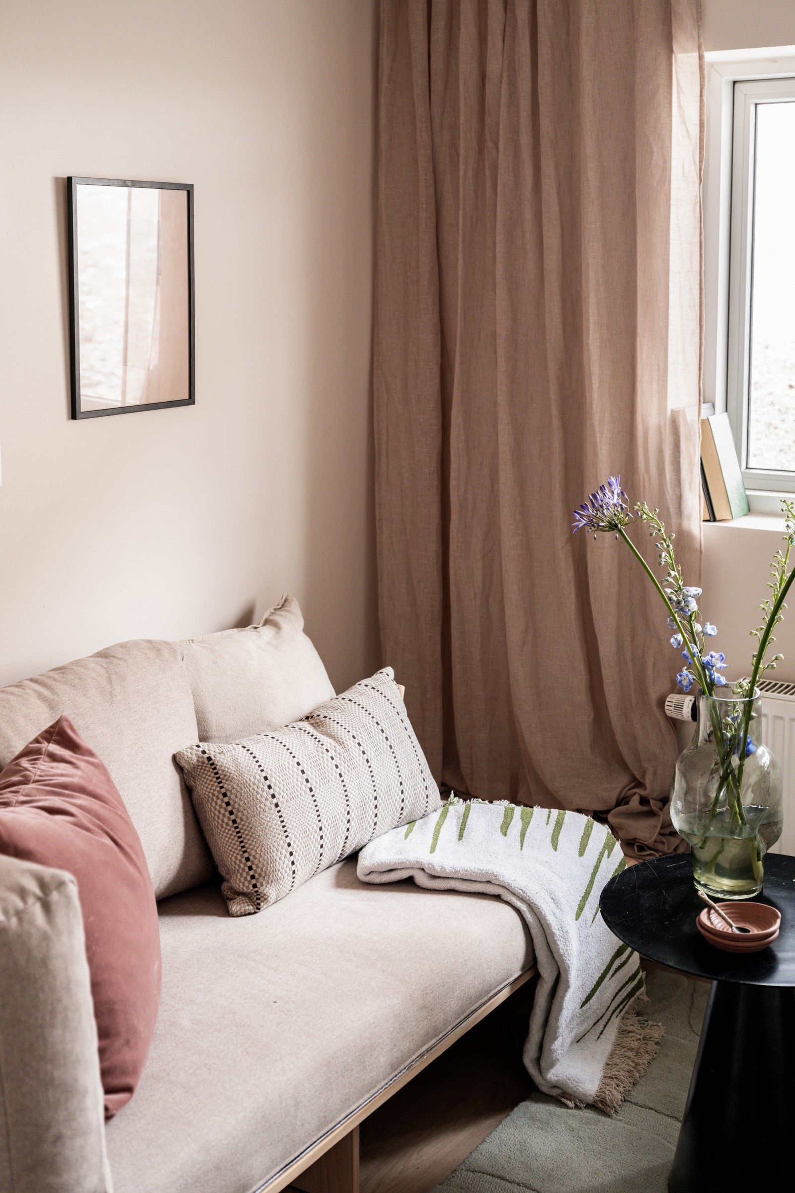 Leiligheten holdes god og lun på vinterstid med fjernvarme til radiator. Galleribilde