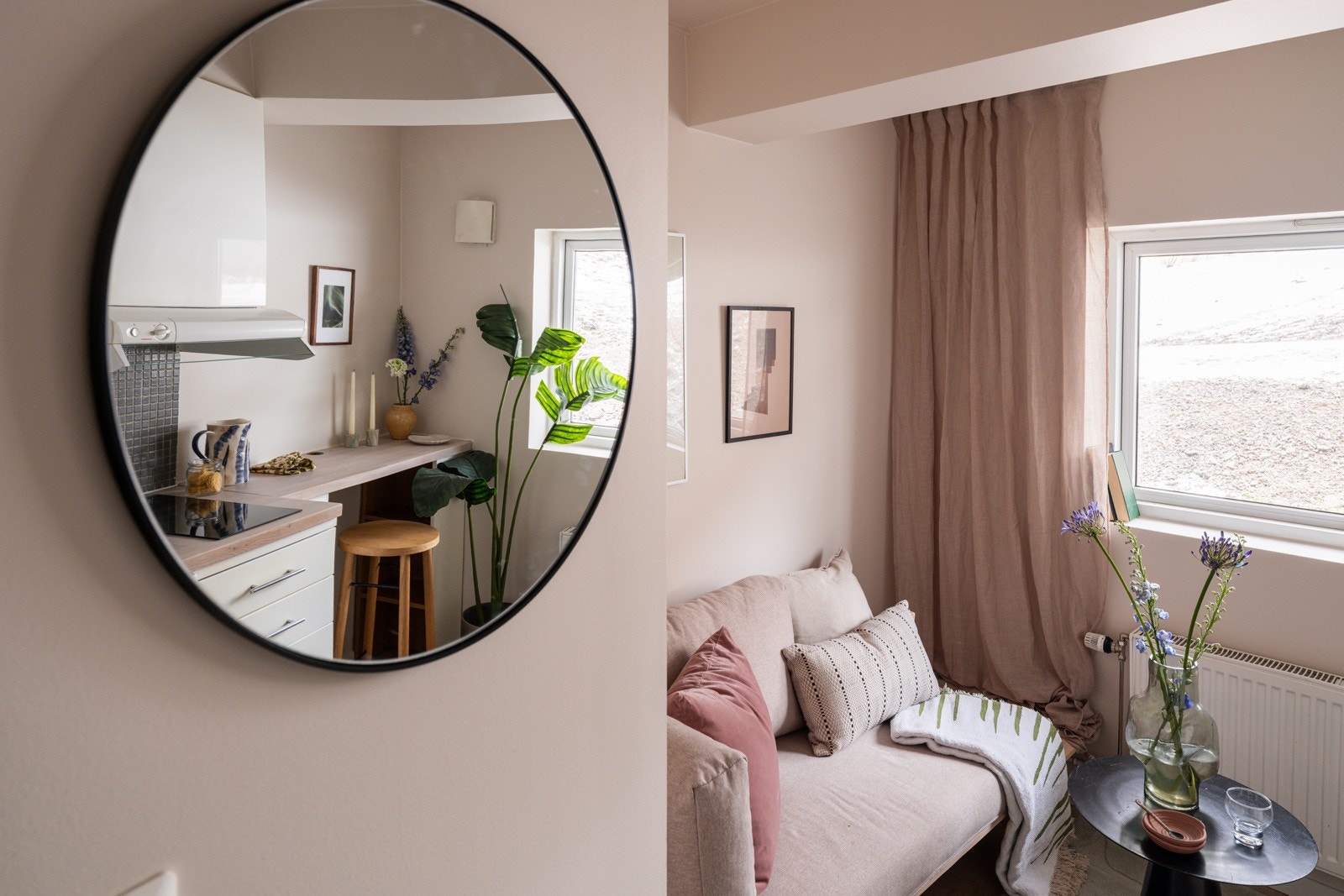 Leiligheten har et lyst og fint oppholdsrom med åpen kjøkkenløsning. Galleribilde