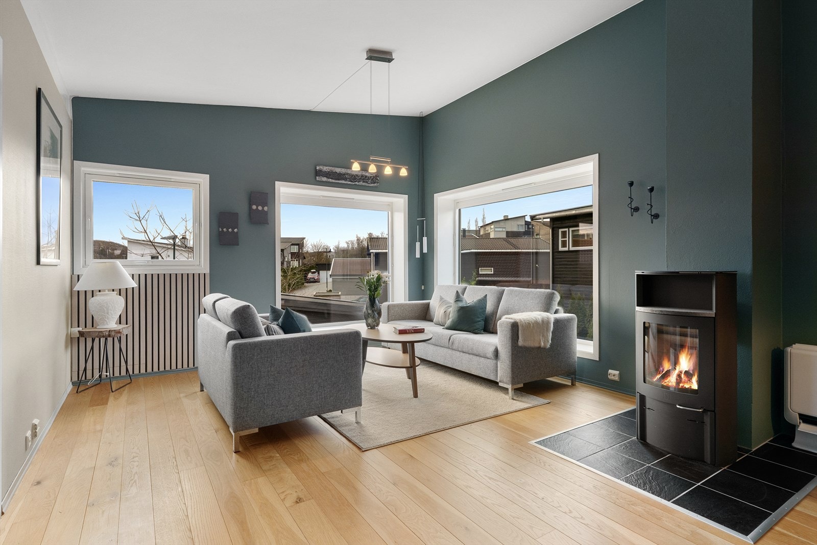 Store vinder sørger for gode lys- og utsiktsforhold, og ekstra god takhøyde bidrar til en herlig og luftig atmosfære. Galleribilde