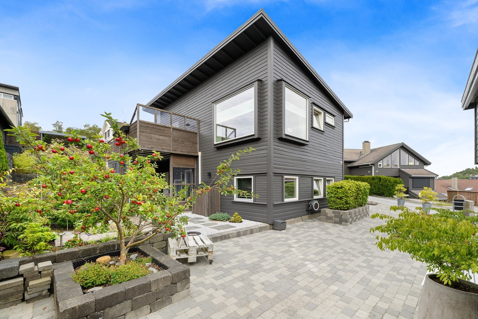 Moderne enebolig med vinterhage, fin utsikt og dobbel carport. Flott uteområde m/frukttrær og stor terrasse. Nær skole. Galleribilde
