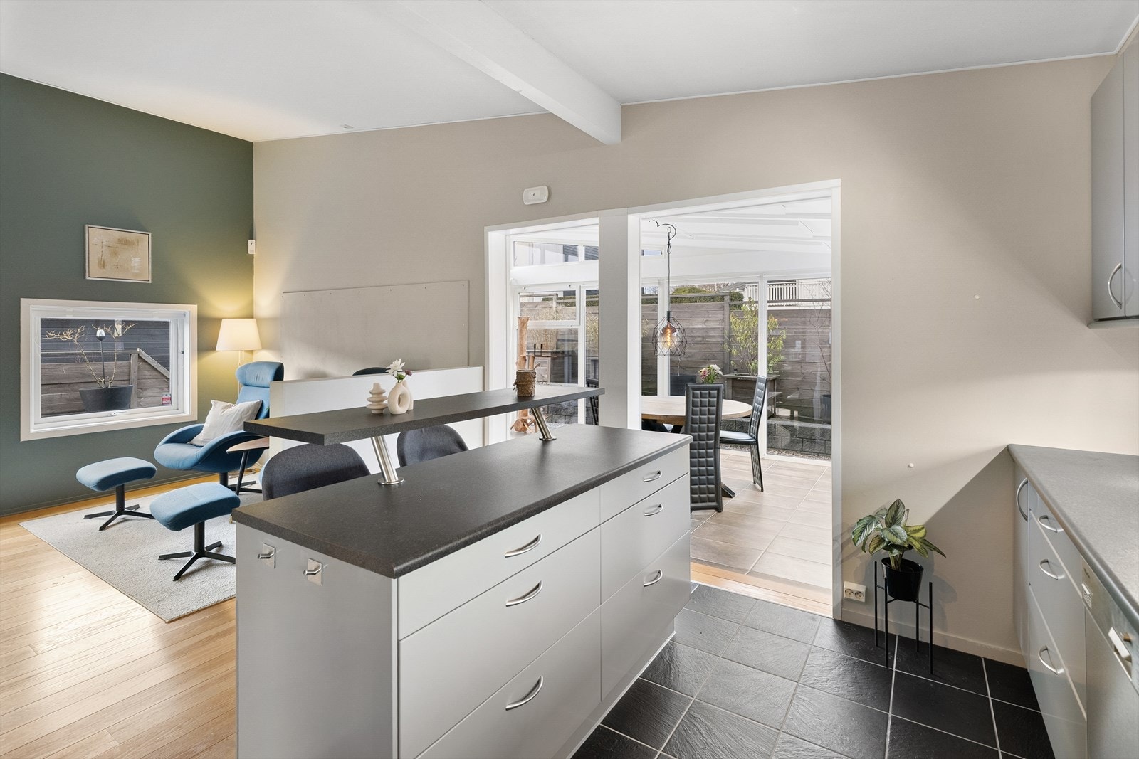 Utgang til hagestuen fra kjøkken Galleribilde