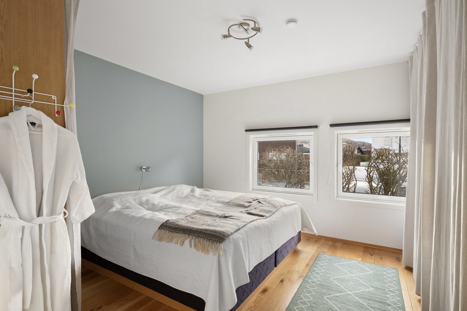 Tre pene soverom er samlet i underetasjen, meget praktisk hvis man har små barn. Galleribilde