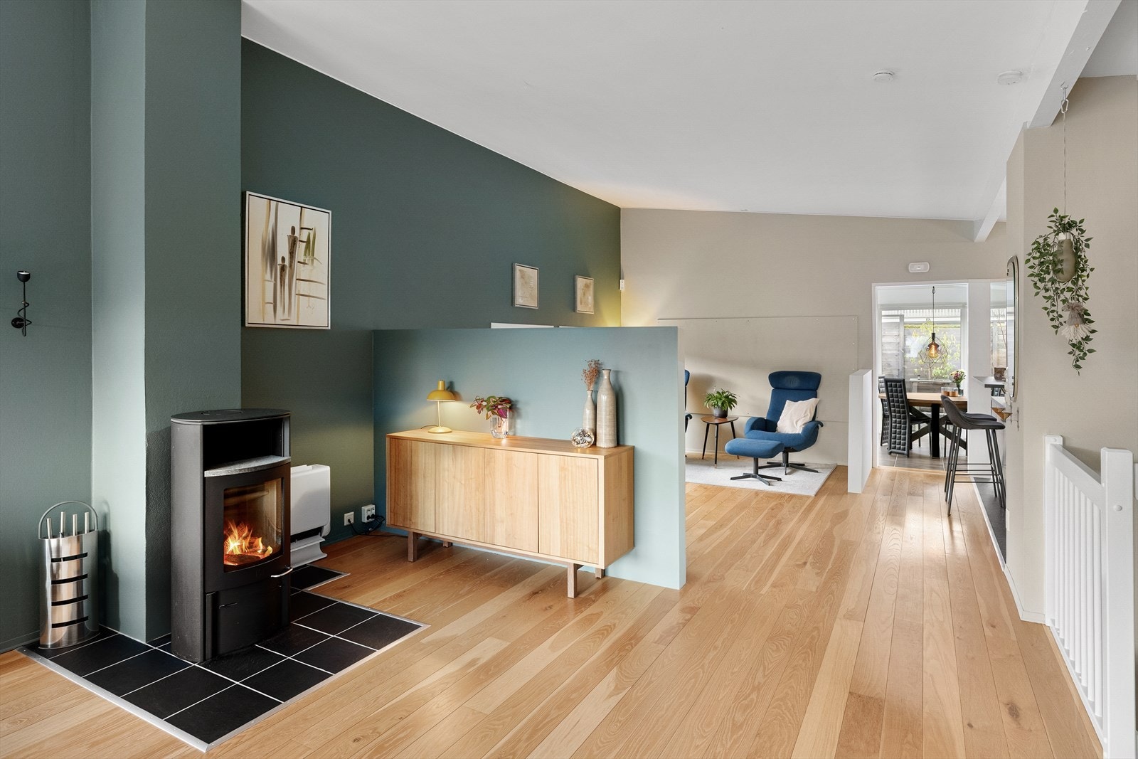 Med både peisovn og varmepumpe får man det lunt og godt i stuen. Galleribilde