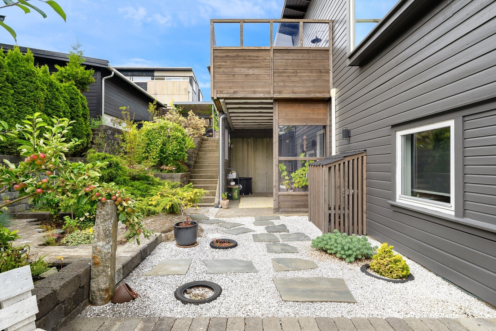 Egen inngang til underetasjen med Galleribilde