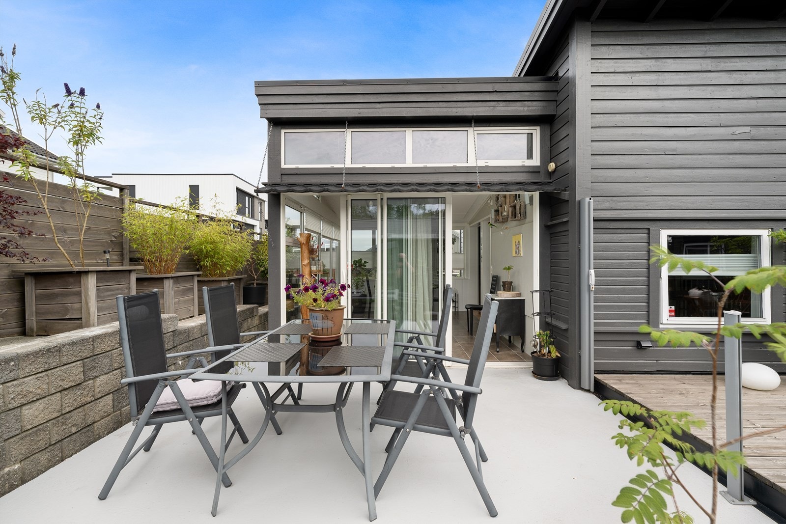 Levegger i bakkant av terrassen sørger for ekstra skjerming. Størrelsen gir flere soner til ulikt bruk, og uterommet innbyr til stille stunder så vel som lange, sosiale kvelder. Galleribilde