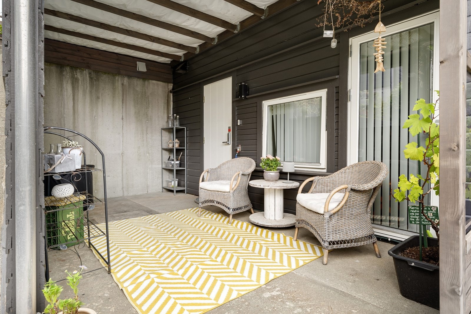 Boligen har en overbygd og usjenert uteplass ved inngangen til underetasjen. Galleribilde