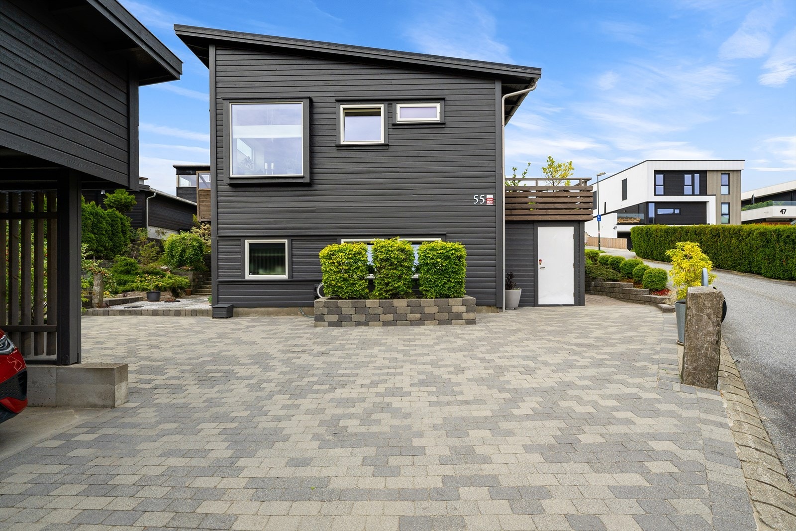 Gårdsrommet er opparbeidet med belegningsstein, og har gode muligheter for parkering. Galleribilde