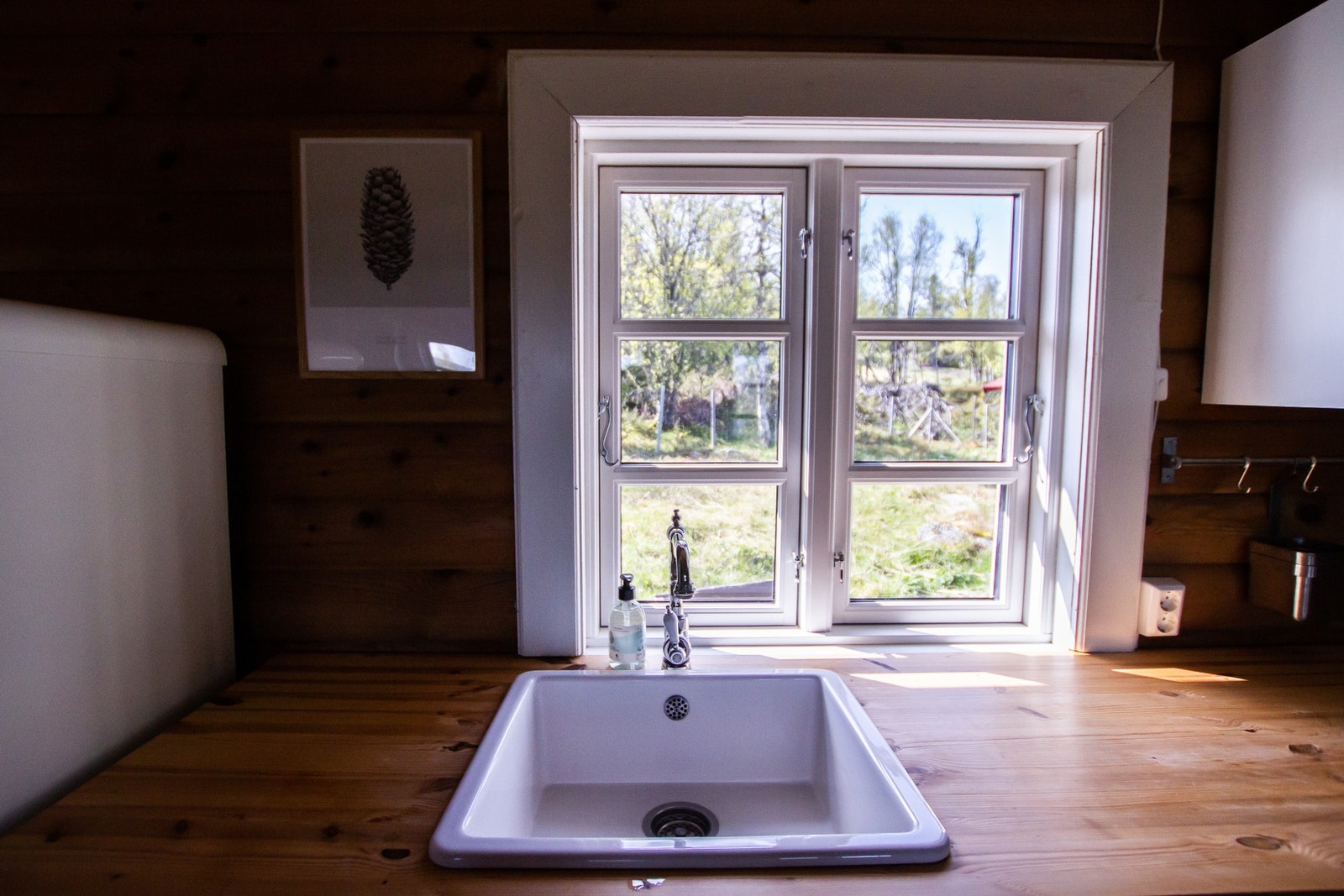 Nedfelt oppvaskkum av porselen. Galleribilde