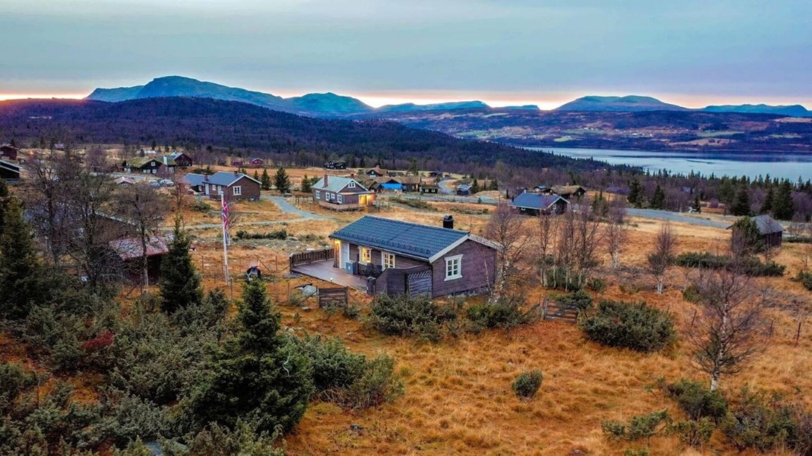 Hytta ligger lunt og solrikt til i Auenhauglie Stølslag på Golsfjellet vest. Galleribilde