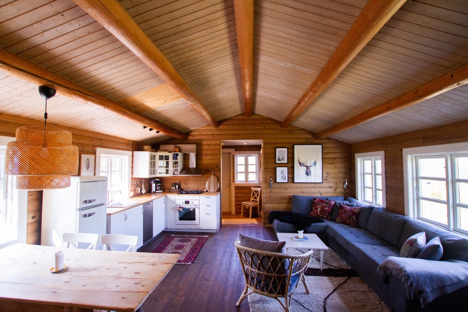 Åpen og sosial løsning mellom stue, spisestue og kjøkken. Galleribilde