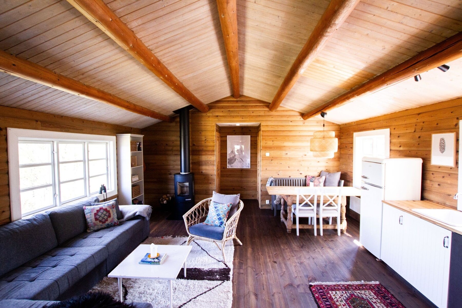 De panelte veggene og tregulvet gir den riktig gode hyttestemningen! Galleribilde